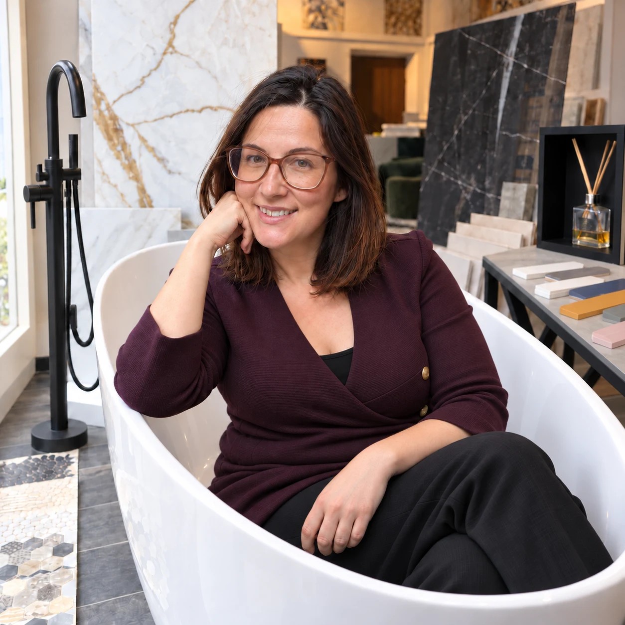 Ritratto di Alba García Pérez nello showroom, seduta nella vasca espositiva