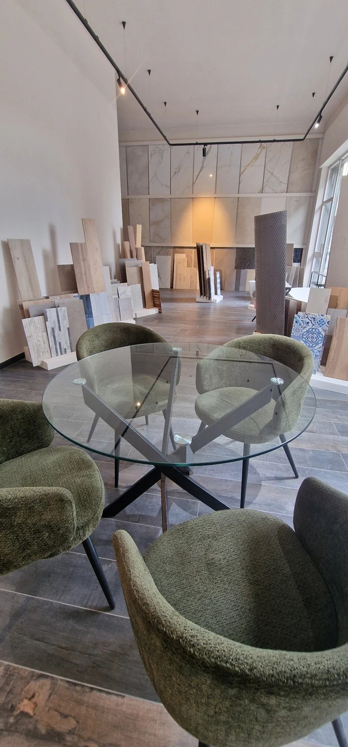 Tavolo per gli incontri e campioni di materiali nello showroom di via Monastir